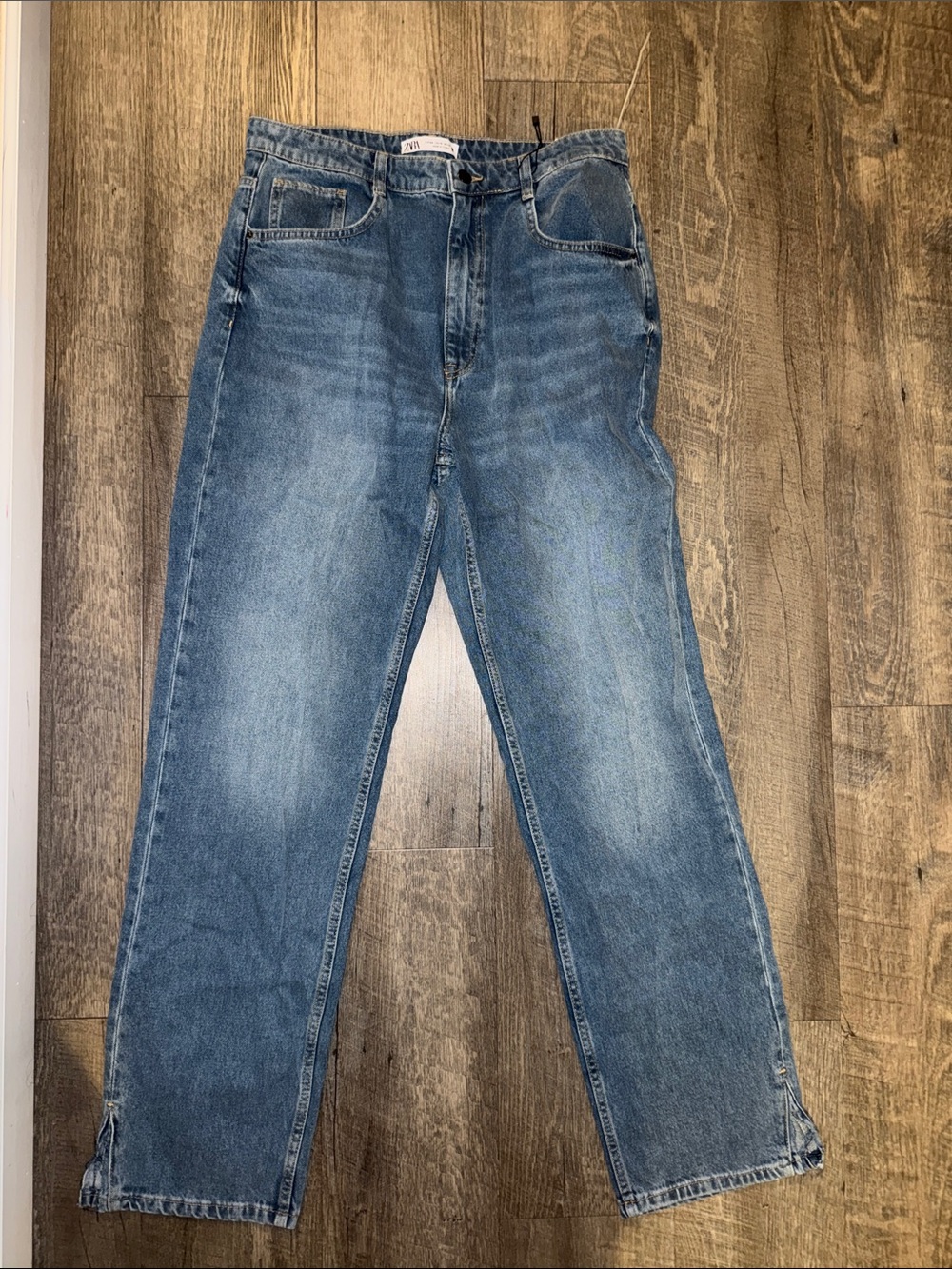 Zara Womenโs Washed Blue Straight Jeans